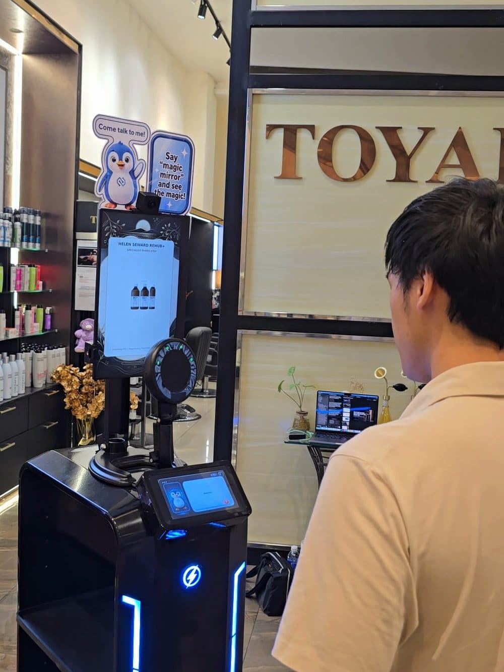 A customer talking to Pip on FL1 at the Toyako salon